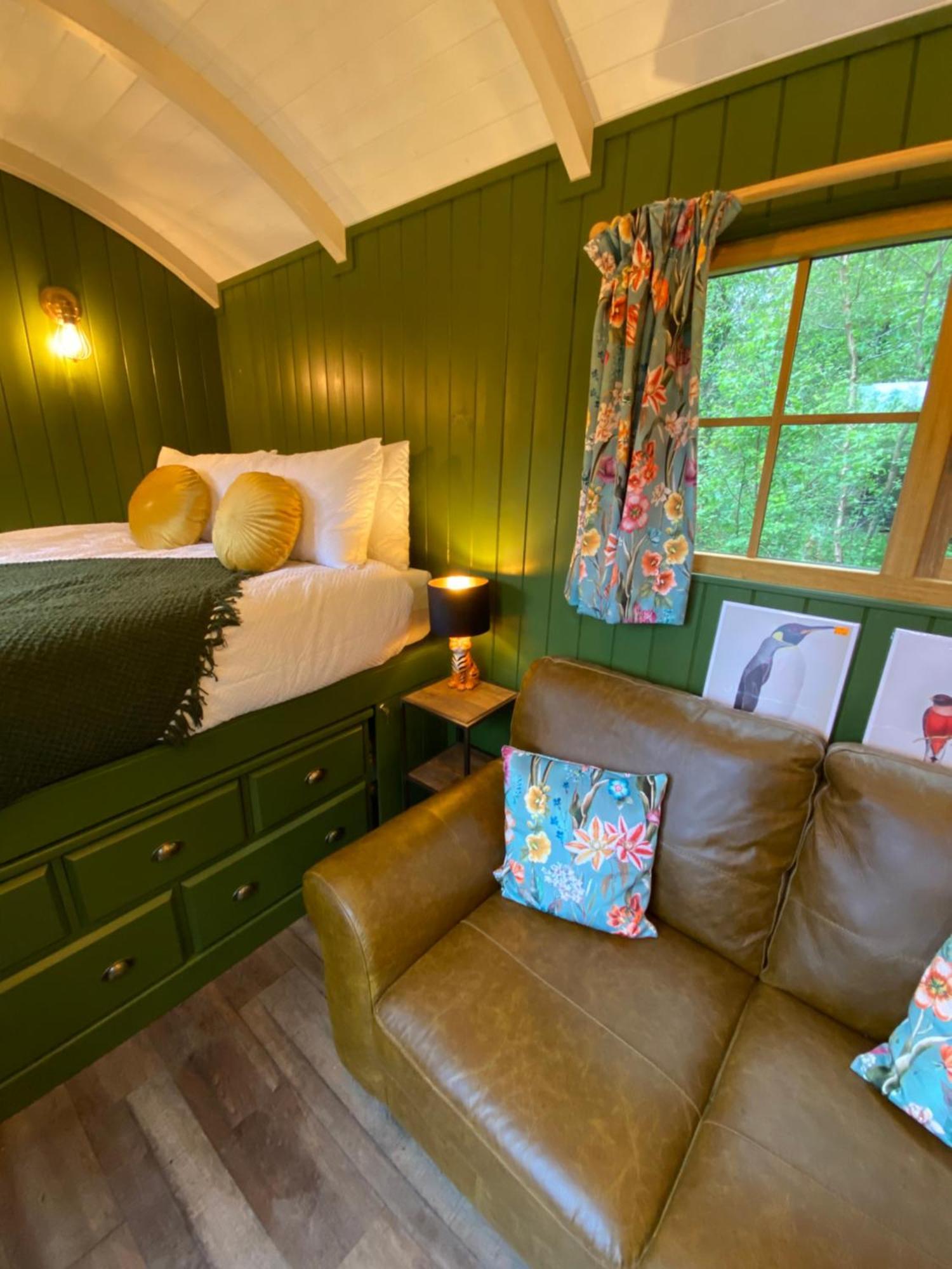 The Goose Nest Luxury Lakeside Shepherd Hut In Cardinham Woods, Cornwall Exterior foto