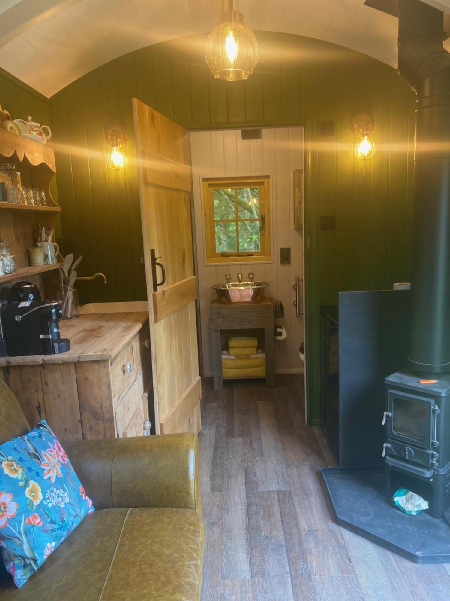 The Goose Nest Luxury Lakeside Shepherd Hut In Cardinham Woods, Cornwall Exterior foto
