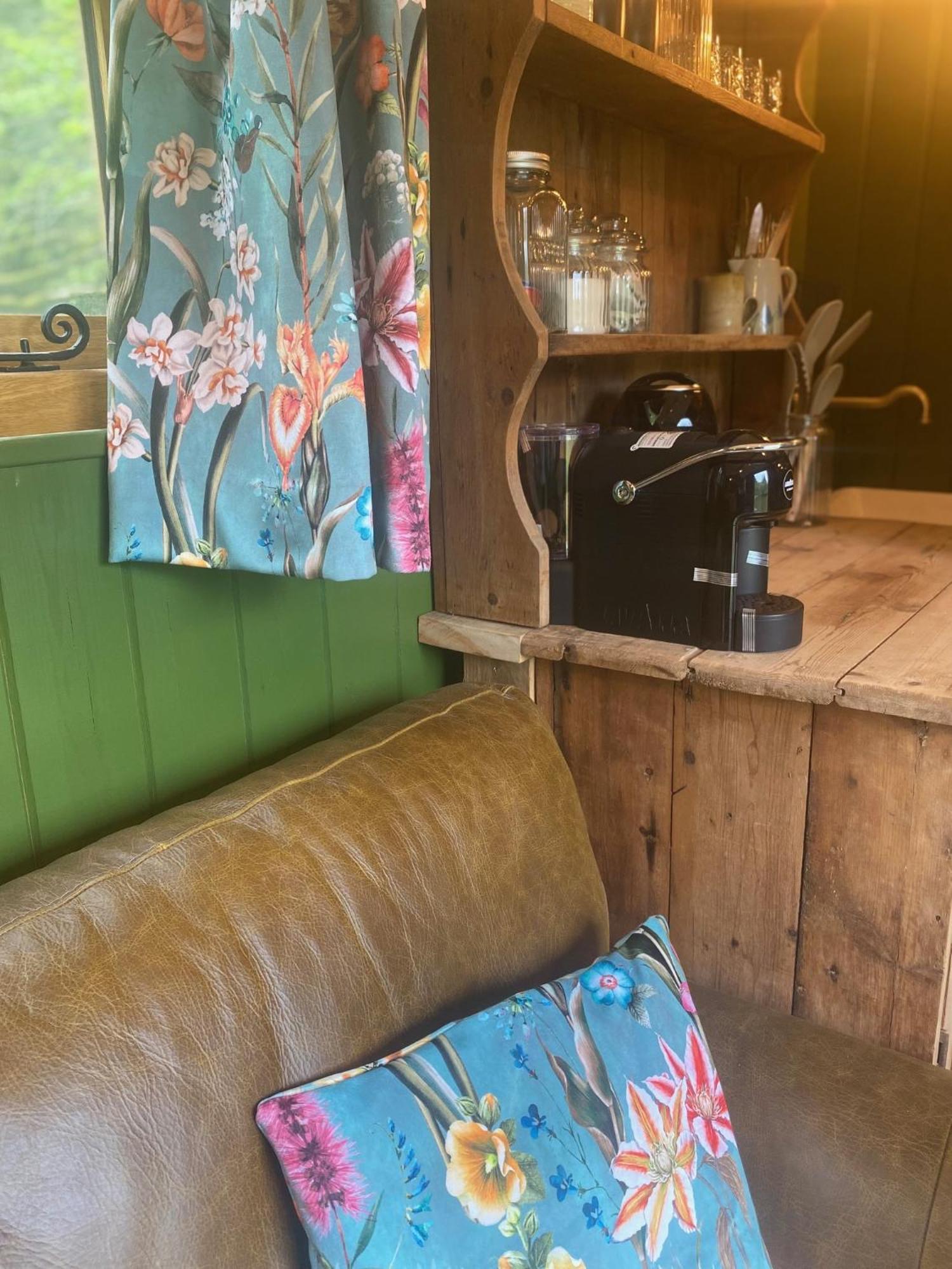 The Goose Nest Luxury Lakeside Shepherd Hut In Cardinham Woods, Cornwall Exterior foto
