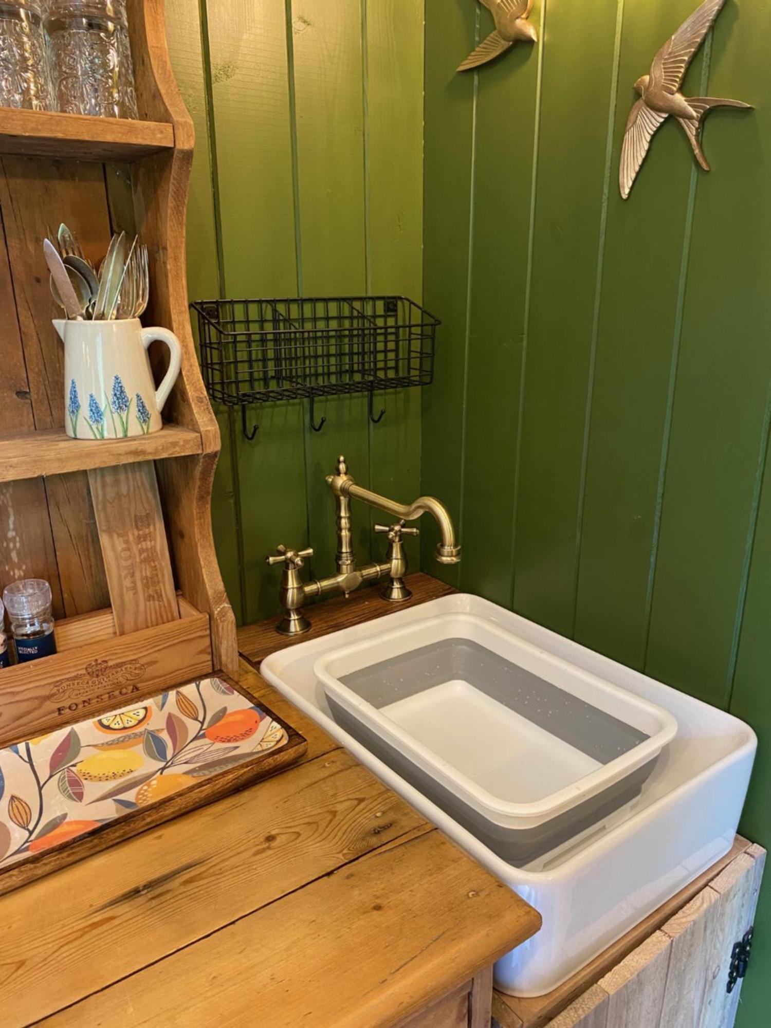 The Goose Nest Luxury Lakeside Shepherd Hut In Cardinham Woods, Cornwall Exterior foto